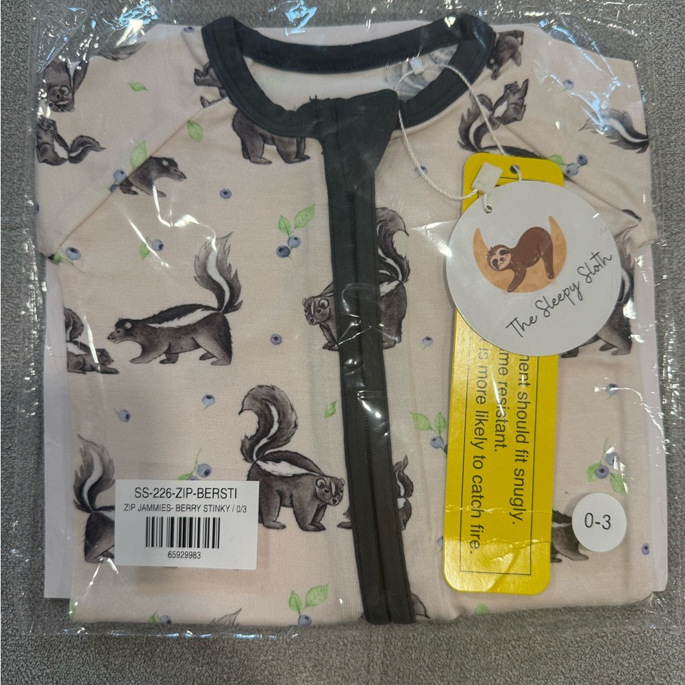 The Sleepy Sloth bamboo Baby Footie - Berry Stinky Skunk Print (Cream) 0-3 new